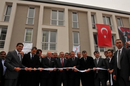 Koç Holding, Van'a 128 öğretmen lojmanı yaptırdı