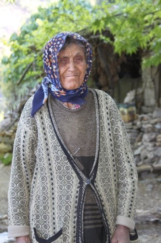 Koca köyün bekçisi iki kadın