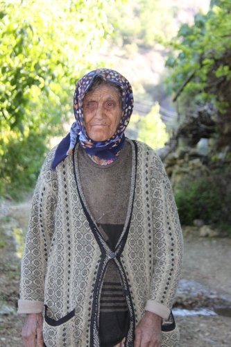 Koca köyün bekçisi iki kadın