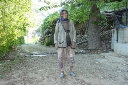 Koca köyün bekçisi iki kadın