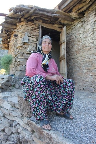 Koca köyün bekçisi iki kadın