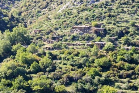 Koca köyün bekçisi iki kadın