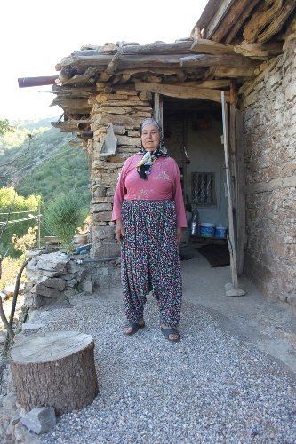 Koca köyün bekçisi iki kadın