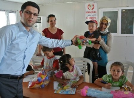 Kocaeli Belediyesi'nden Suriyeli çocuklara oyuncak