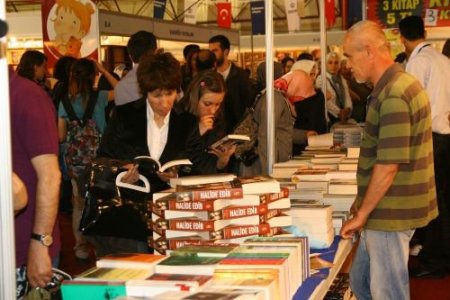 Kocaeli Kitap Fuarı'na Çevre İllerdeki Kitap Severler De İlgi Gösteriyor