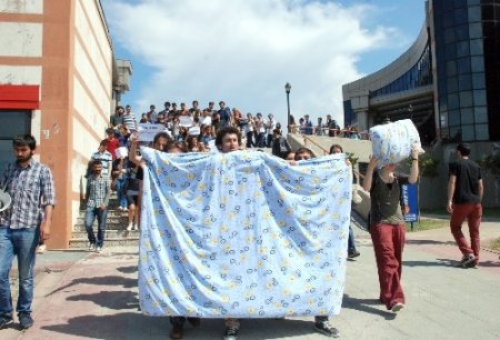 Kocaeli Üniversitesi'nden, eyleme katılan öğrencilere mazeret sınavı hakkı