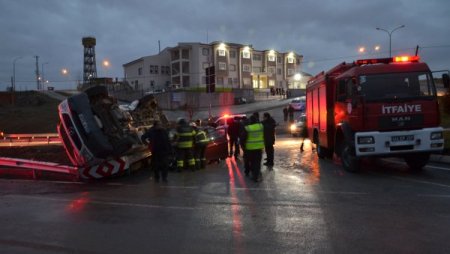 Kocaeli'de öğrenci servisi kaza yaptı: 15 yaralı