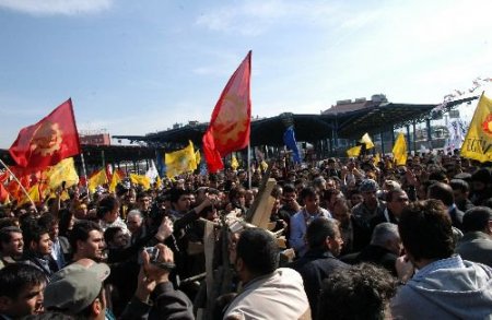 Kocaeli'de Terörist Başı Lehine Slogan Atıldı