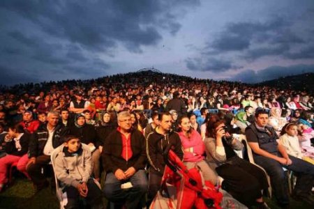 Kocaeli'de Ygs Öncesi Emre Aydın Konseri