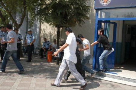 Kocaeli'den Çaldıkları Kamyonu Mardin'de Satan Hırsızlar Yakalandı