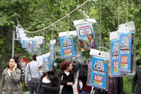 Kocaeli'nde ağaçlar kitap açtı, halk kitapları kapıştı