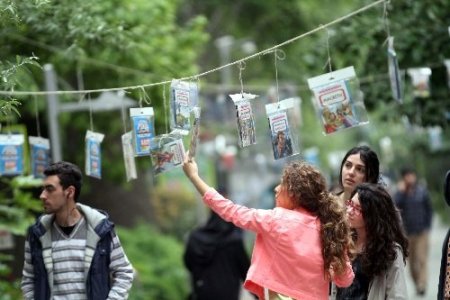 Kocaeli'nde ağaçlar kitap açtı, halk kitapları kapıştı