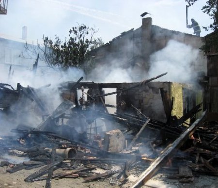 Kocaeli'nde Ahşap Ev Yanarak Kül Oldu