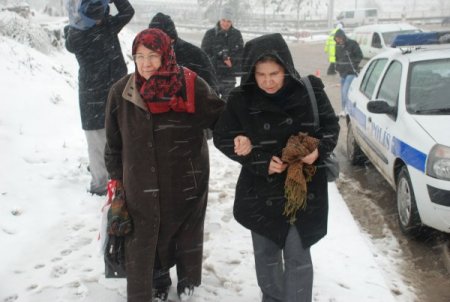 Kocaeli’nde kar sürücüleri hazırlıksız yakaladı