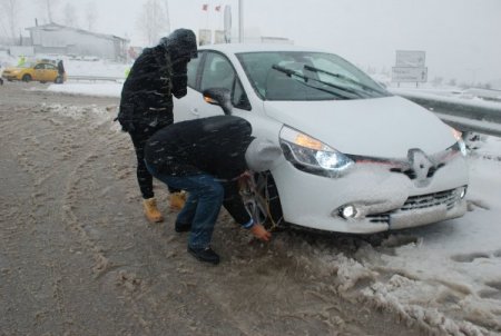 Kocaeli’nde kar sürücüleri hazırlıksız yakaladı