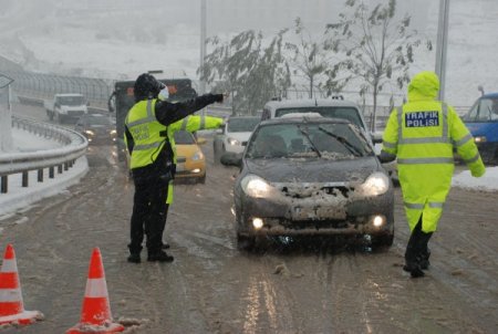 Kocaeli’nde kar sürücüleri hazırlıksız yakaladı