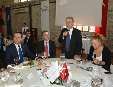 Kocaoğlu, AB üyesi 15 ülkeden ekonomi editörleriyle buluştu