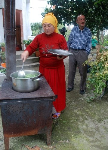Kocası engelli kadın, balıkçılık yaparak çocuklarını okutuyor
