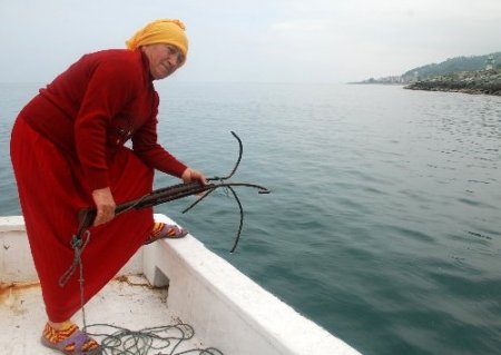 Kocası engelli kadın, balıkçılık yaparak çocuklarını okutuyor