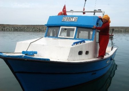 Kocası engelli kadın, balıkçılık yaparak çocuklarını okutuyor