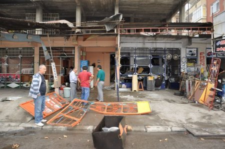 Köfteci dükkanındaki patlama maddi hasara neden oldu