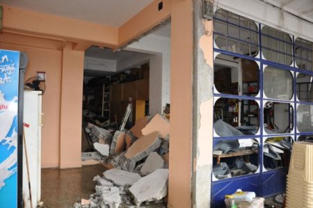 Köfteci dükkanındaki patlama maddi hasara neden oldu