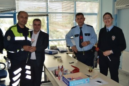 KOGİAD’lı kadınlardan polislere karanfil