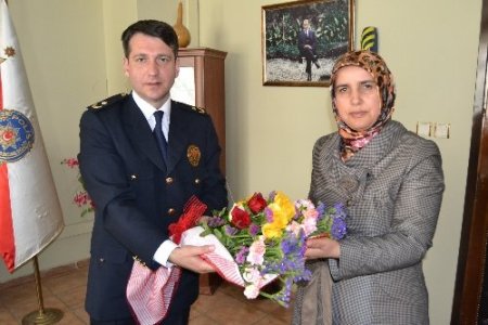 KOGİAD’lı kadınlardan polislere karanfil