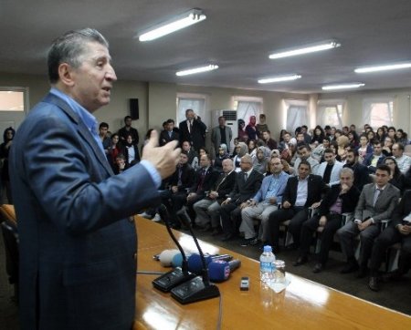 Köksal Toptan'a üniversitede yumurtalı protesto