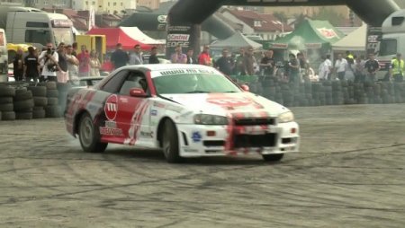 Kolları olmayan otomobil yarışçısı ayağıyla şov yapıyor