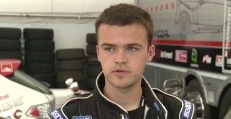 Kolları olmayan otomobil yarışçısı ayağıyla şov yapıyor