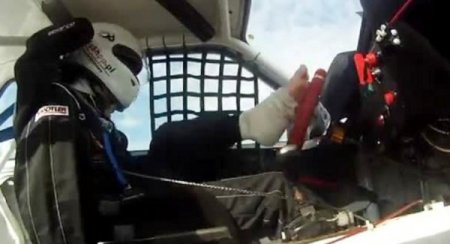 Kolları olmayan otomobil yarışçısı ayağıyla şov yapıyor