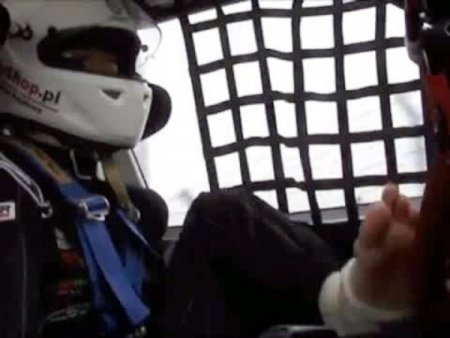 Kolları olmayan otomobil yarışçısı ayağıyla şov yapıyor