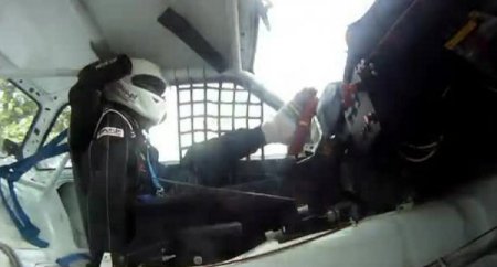 Kolları olmayan otomobil yarışçısı ayağıyla şov yapıyor