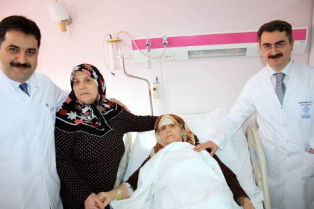 Kolon Kanserinden Kurtuldu, Aynı Kaderi Paylaştığı İkizine Refakatçilik Yapıyor