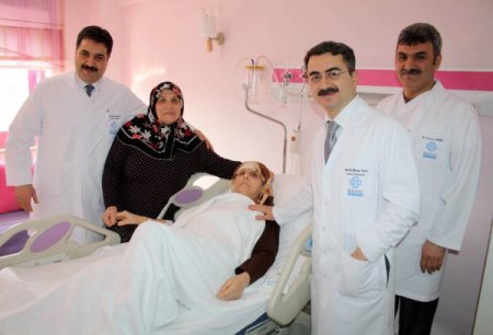 Kolon Kanserinden Kurtuldu, Aynı Kaderi Paylaştığı İkizine Refakatçilik Yapıyor