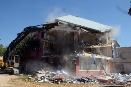 Kolonsuz kaçak binayı satacaktı, belediye erken davranıp yıktı