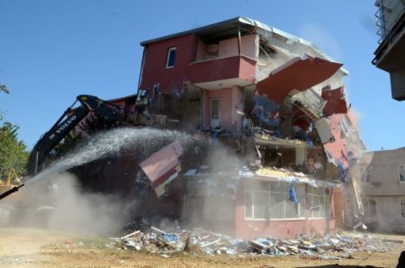 Kolonsuz kaçak binayı satacaktı, belediye erken davranıp yıktı