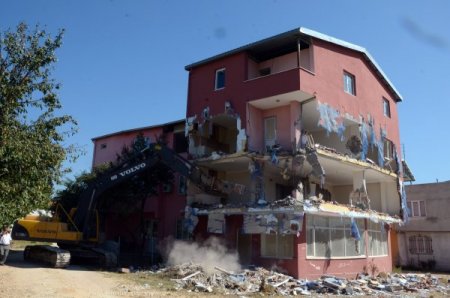 Kolonsuz kaçak binayı satacaktı, belediye erken davranıp yıktı