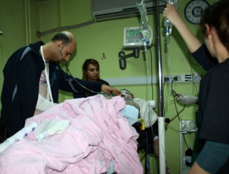 Kolu Alçılı Doktorun Fedakarlık Örneği