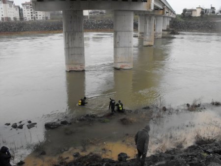 Koluna taş bağlayıp ırmağa atlayan şahıs aranıyor