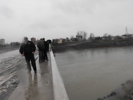 Koluna taş bağlayıp ırmağa atlayan şahıs aranıyor
