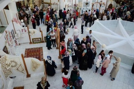 KOMEK Altın Dokunuşlar Sergisi 2013 eserle açıldı