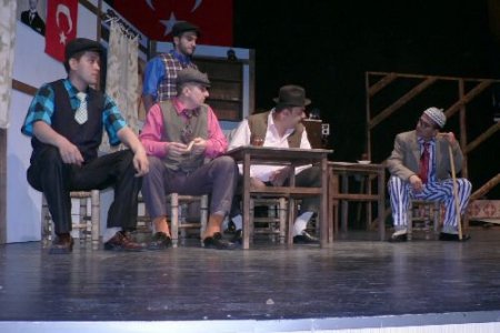 'komşu Köyün Delisi' Gülmekten Kırıp Geçirdi