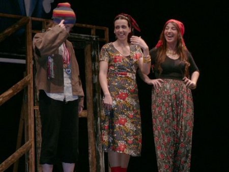 'komşu Köyün Delisi' Gülmekten Kırıp Geçirdi