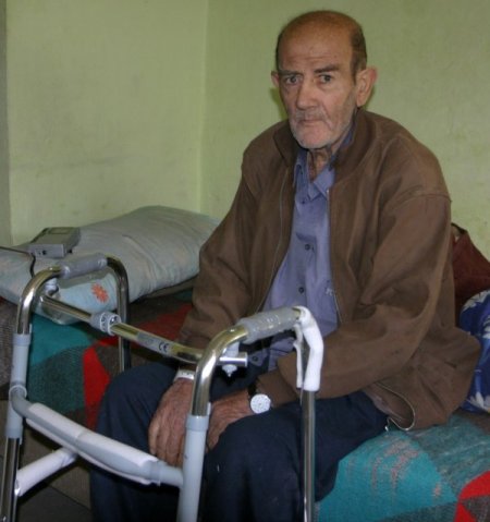 Komşularının sahip çıktığı yaşlı adam, devletten yardım bekliyor
