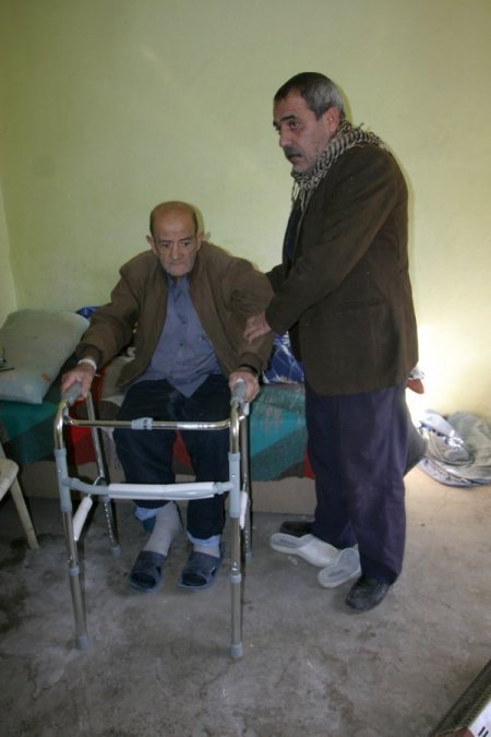 Komşularının sahip çıktığı yaşlı adam, devletten yardım bekliyor