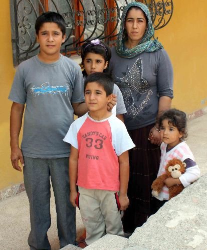 Komşularının Verdiği Elbiselerle Okula Giden Çocuklar Yardım Bekliyor