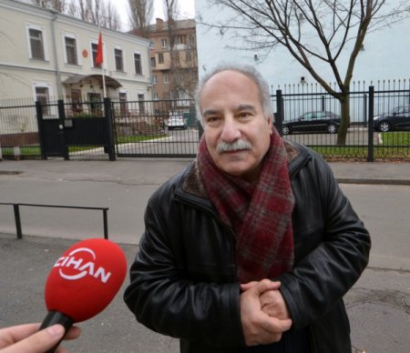 Komünistler, Türkiye'nin Kiev Büyükelçiliği önünde Esed'e destek eylemi yaptı