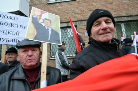 Komünistler, Türkiye'nin Kiev Büyükelçiliği önünde Esed'e destek eylemi yaptı